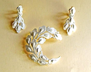 Vintage Trifari White Enameled Metal Pin Brooch & Hinged Clip On Earrings Set - Picture 1 of 3