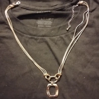 Collar Lia Sophia Tono Plata Y Gota Capas con Rectángulo Abierto Martillado Usado en Excelente Condición Foto 1 de 4