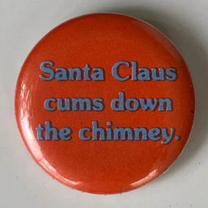 Botón de novedad vintage de los años 80 SANTA CLAUS SE CORRE POR LA CHIMENEA pin humor sexual 1" - Imagen 1 de 2
