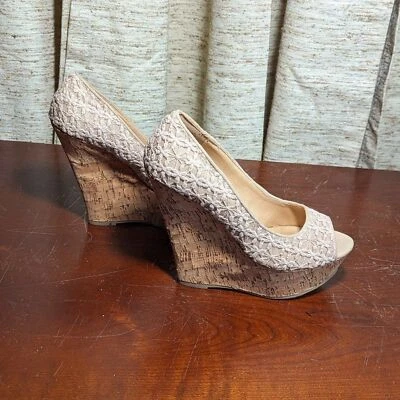Wild Diva Lounge Talla 8.5 Beige Bordado Superposición Corcho Cuña Peep Toe Zapatos Foto 1 de 4