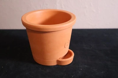 Maceta de terracota con bandeja de goteo lateral Foto 1 de 4