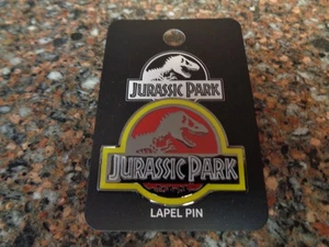 Prendedor esmaltado logotipo parque jurásico solapa metálica T-Rex 🦖 Dinosaurio Bioworld nuevo - Imagen 1 de 5