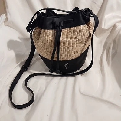 Cartera Bandolera Vera Wang Simply Vera Negra y Tostada Foto 1 de 4