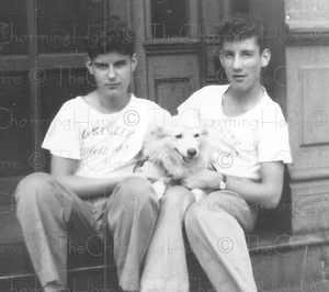 Vintage Foto 50er Jahre Schnappschuss zwei Teenager Jungen sitzen auf Treppen mit Hund - Bild 1 von 3