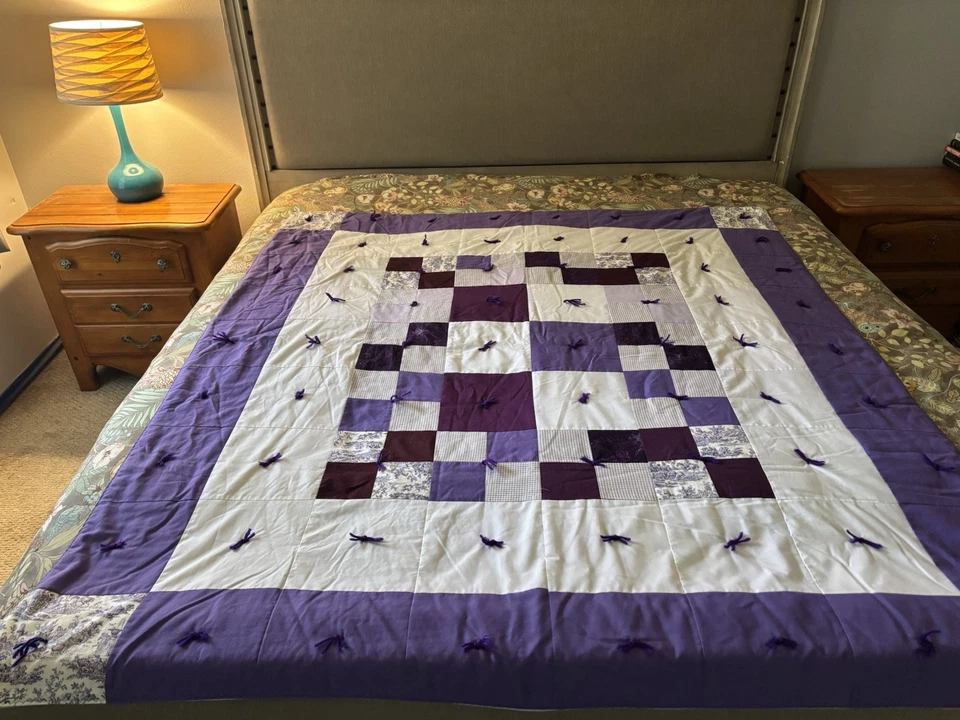 Edredón de retazos púrpura y blanco hecho a mano de colección 63” X 71” ~ a cuadros y toile Foto 1 de 4