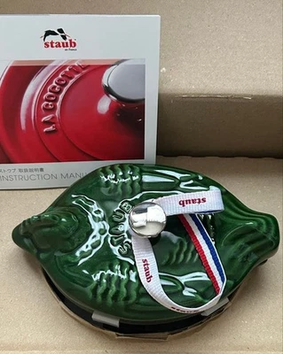 Staub kleine Hähnchen Cocotte 11 cm Basilikum grün Gusseisen Mini Cocotte Frankreich Neu - Bild 1 von 4