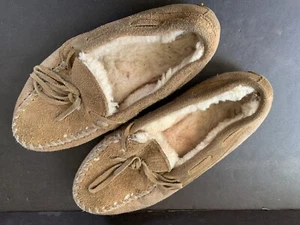 Minnetonka Damen Wildleder & Lammfell harte Sohle Mokassins Hausschuhe goldbraun Größe 9 - Bild 1 von 3