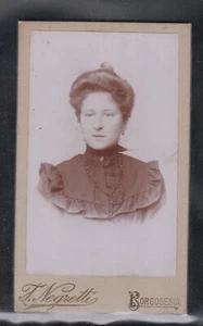 Fotografia Foto Carte da Visite Donna Vestiti D'Epoca Negretti Borgosesia KK4853 - Picture 1 of 1