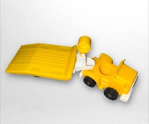 1983 Fisher Price Little People yellow TOW TRUCK With FLATBED TRAILER - #347 - Imagen 1 de 3