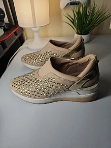 Michael Michael Kors Women Rhinestone Studs Pull-On Sneakers HL17BBeige Size 8M - Picture 1 of 5