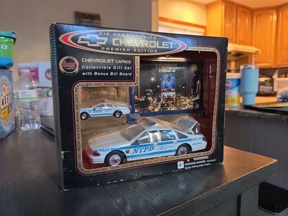 NYPD 2 Vehicle Gift Set 1/64 AND 1/25 CHEVROLET CAPRICES RARE - Image 1 of 4
