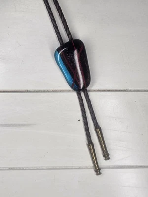 Vidro dicróico preto/verde fundido artesanal, gravata bolo de couro preto vintage - Imagem 1 de 4