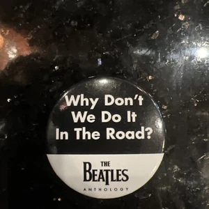VINTAGE THE BEATLES WARUM MACHEN WIR ES NICHT AUF DER STRASSE? ANTHOLOGIE PROMO PINBACK PIN - Bild 1 von 4
