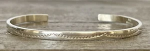 Brazalete brazalete vintage de plata de ley diseñado por Tahe Navajo para niños 7 g - Imagen 1 de 7