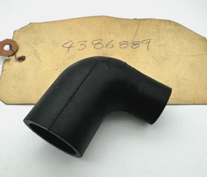 Codo de manguera de respirador de aceite para cárter FIAT FABRICANTE DE EQUIPOS ORIGINALES - 124 131 Brava & Lancia Beta 4386889 - Imagen 1 de 7