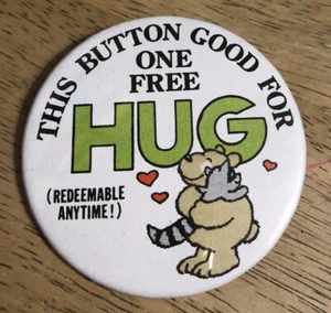 Vintage QUESTO PULSANTE BUONO PER UN ABBRACCIO GRATUITO (riscattabile in qualsiasi momento) - Pinback pulsante - Foto 1 di 3