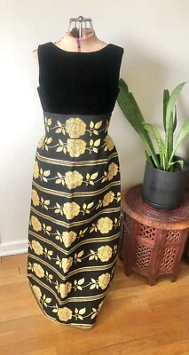 Vestido brocado floral de terciopelo negro y oro amarillo años 60 Foto 1 de 4