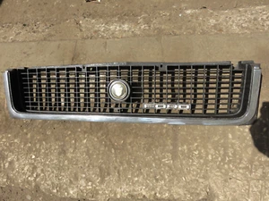 Ford Granada Mk 1 Limousine, Coupé, Ghia Frontgrill mit Abzeichen - Bild 1 von 1