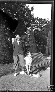 Portrait homme et enfant banc square Belfort - négatif photo ancien an. 1940 - Picture 1 of 1
