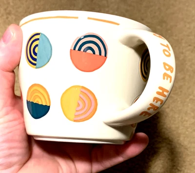 Taza de gres Opalhouse (Happy to Be Here) círculos rosa interior 16 oz NUEVA  Foto 1 de 4