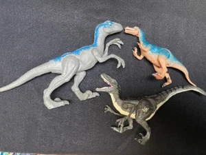 Jurassic World Blu 12" + Growling Dino + Disney Mattel Kicker - elettronico - Foto 1 di 11