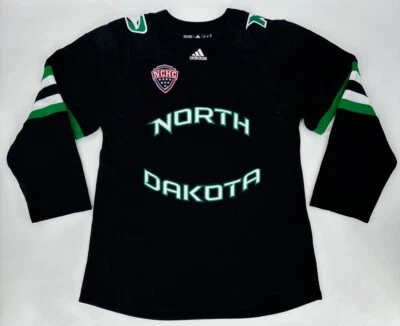 Camiseta deportiva North Dakota Fighting Hawks para hombre 46 EE. UU. NCAA Adidas negra verde UND NCHC Foto 1 de 4