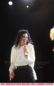 MICHAEL JACKSON SONRIENDO EN EL ESCENARIO (1) RARE 8x10 PHOTO - Imagen 1 de 1
