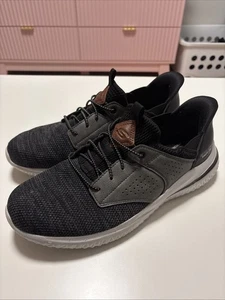 Zapato de tenis informal Skechers Delson manos libres ajuste rápido para hombre talla 9,5 - Imagen 1 de 9