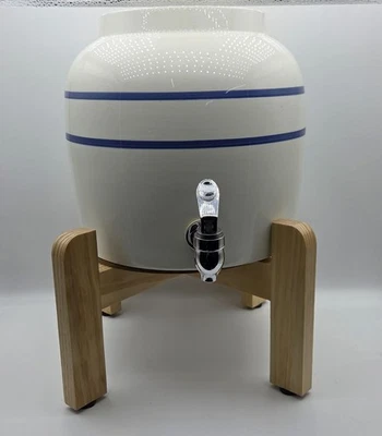 Dispensador de agua de porcelana a rayas azules New Wave Enviro, 2,5 galones (individual) Foto 1 de 4