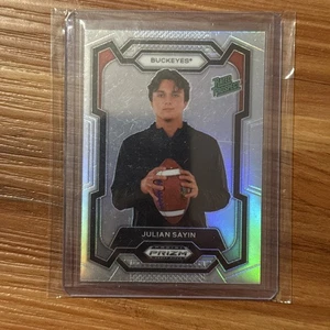 2024 Panini Prizm Draft Picks - Rated Prospect Julian Sayin #193 Silver Prizm... - Bild 1 von 2