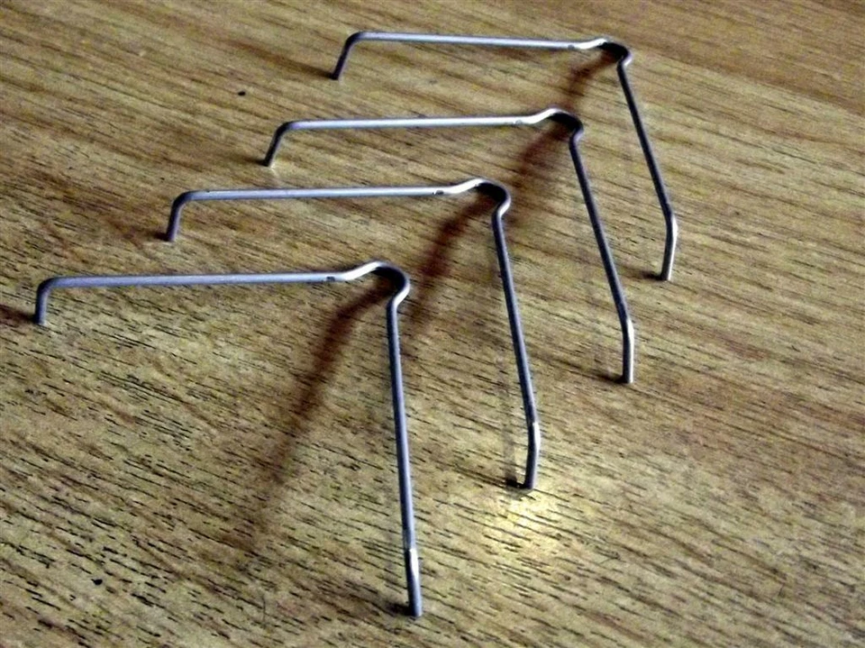 Front brake pad lift off spring set Mazda MX-5 mk1 1.6 V-shape MX5 Eunos 1989-98 - Image 1 of 1