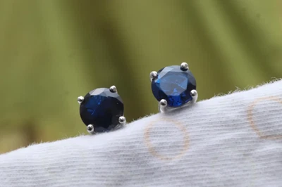 Orecchini a perno in argento sterling 925 zaffiro blu rotondi unisex... - Immagine 1 di 4