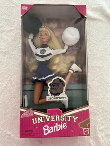 NRFB Vintage 1996 University Barbie Georgetown Bulldogs #17749 Cheerleader Puppe - Bild 1 von 2