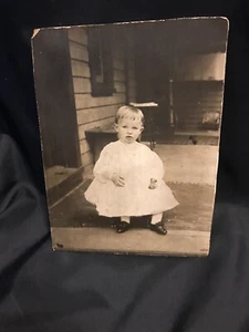 Foto de tarjeta de gabinete vintage de niño pequeño sentado frente a casa - Imagen 1 de 3