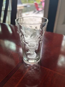 VINTAGE KLARES GEÄTZTES SAFTGLAS MIT WEINREBENMUSTER 3" HOCH - Bild 1 von 5