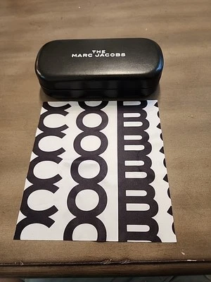 Estuche rígido negro para gafas Marc Jacobs + tela Foto 1 de 4