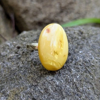 Anello bianco ovale ambra naturale del Baltico in argento sterling 925 di... - Immagine 1 di 4