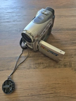 JVC GR-D250U 25x Optical Zoom Mini-DV Video Camcorder with Battery NO Charger - Image 1 of 3