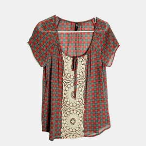 Blusa para mujer Kut From The Kloth mediana transparente panel de encaje floral manga corta - Imagen 1 de 5