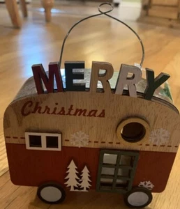 Mercado Mundial Adorno de Navidad Estilo MCM Camper Remolque Decoración Vacaciones Madera Diversión - Imagen 1 de 10