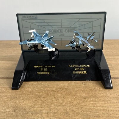 Литой под давлением дисплей Ertl Force One F-18 Hornet & AV-8B Harrier 793 для морских истребителей - Изображение 1 из 4