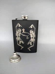 Tanzende Skelette 8 Unzen gravierter Flachmann - Bild 1 von 1