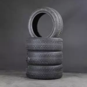 4x Winterreifen Bridgestone Blizzak LM001 225/50 R18 95H * RSC - Bild 1 von 2