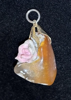 Подвеска в виде цветка агата медового тона с керамическим розовым и золотистым креплением - Изображение 1 из 4