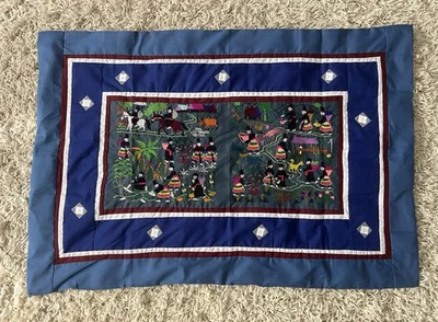 "Tapiz de tela vintage Hmong bordado a mano escena de pueblo 33,5x23""" Foto 1 de 4