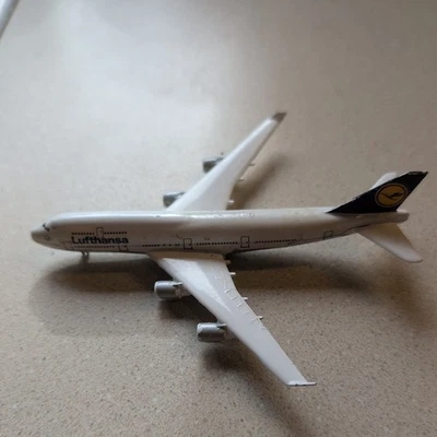 凤凰 04653 1/400 汉莎航空空中客车 A340-600 D-AIHZ 飞机模型完成  — 第 1/4 张图片