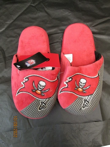 TAMPA BAY BUCCANEERS NFL YOUTHS SLIPPERS SIZE SMALL (1-2) NEW Cover