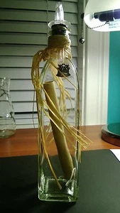 ALTE VINTAGE "GEBURTSTAGSWUNSCH", KLARE FLASCHE, MIT PAPIERNACHRICHT, ETWAS STROW KORKEN - Bild 1 von 6