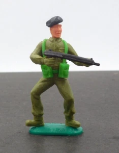 Timpo Swoppet Style British Black Beret with Sten Gun at the Waist - Picture 1 of 3