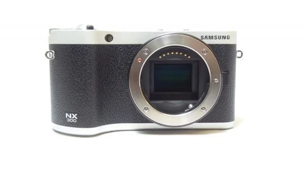 Cuerpo de cámara digital Samsung NX300 sin espejo - negro (NX300BK) Foto 1 de 1